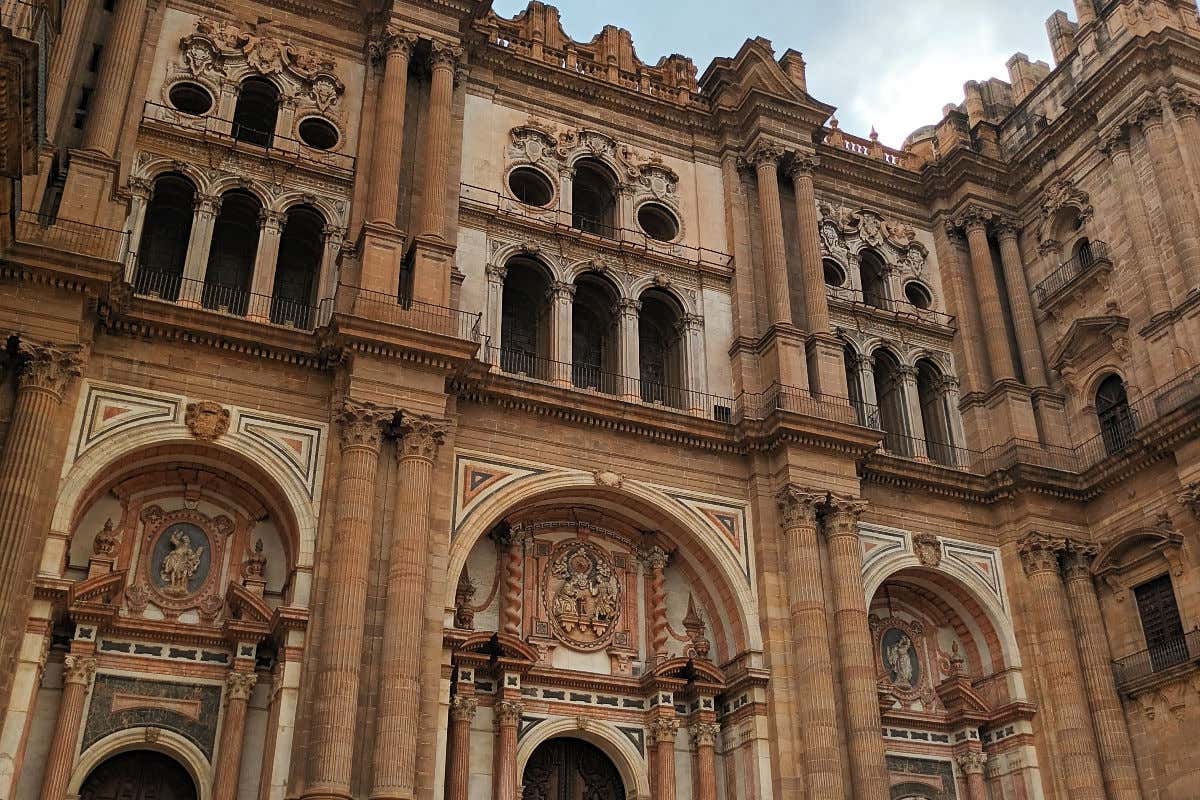 Un dettaglio della cattedrale di Malaga Malaga: dal Salone dell'accoglienza alla città sul filo della globalizzazione